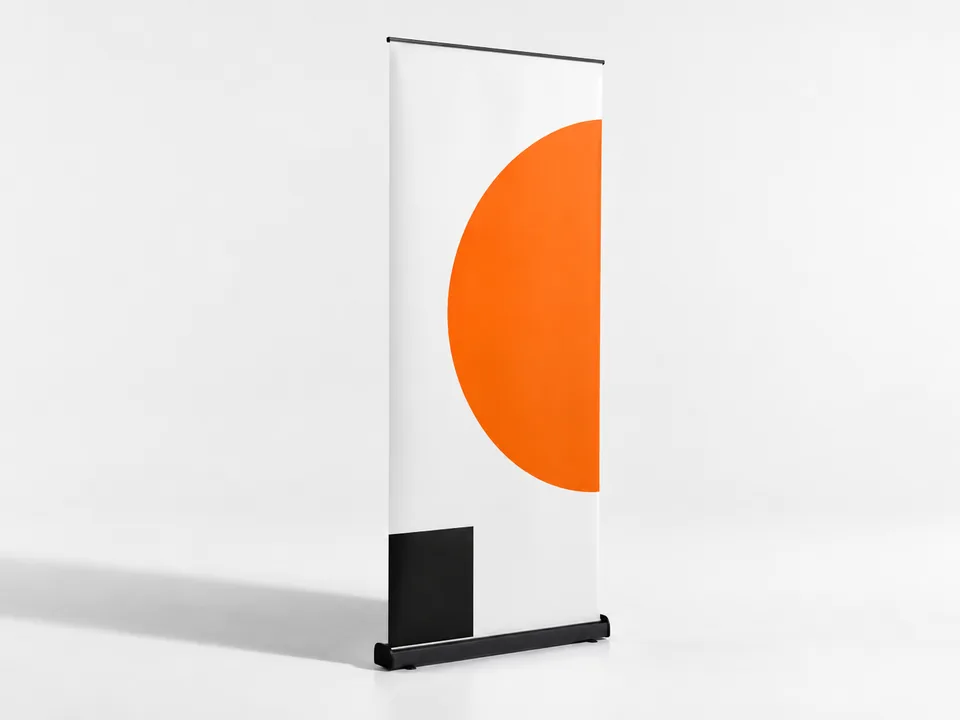 Minimalistyczny roll-up z pomarańczowym kołem na białym tle
