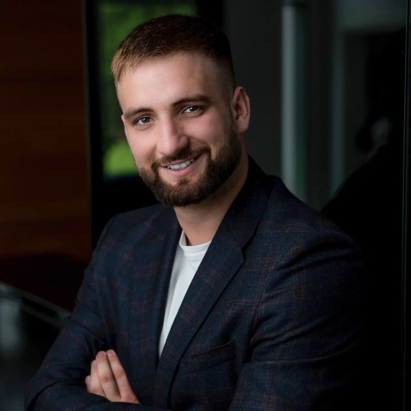 Mężczyzna w eleganckim garniturze.