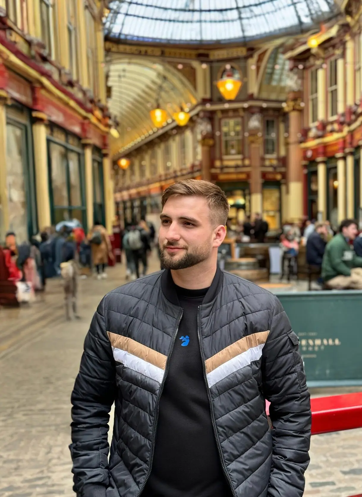 Mężczyzna w eleganckim otoczeniu.