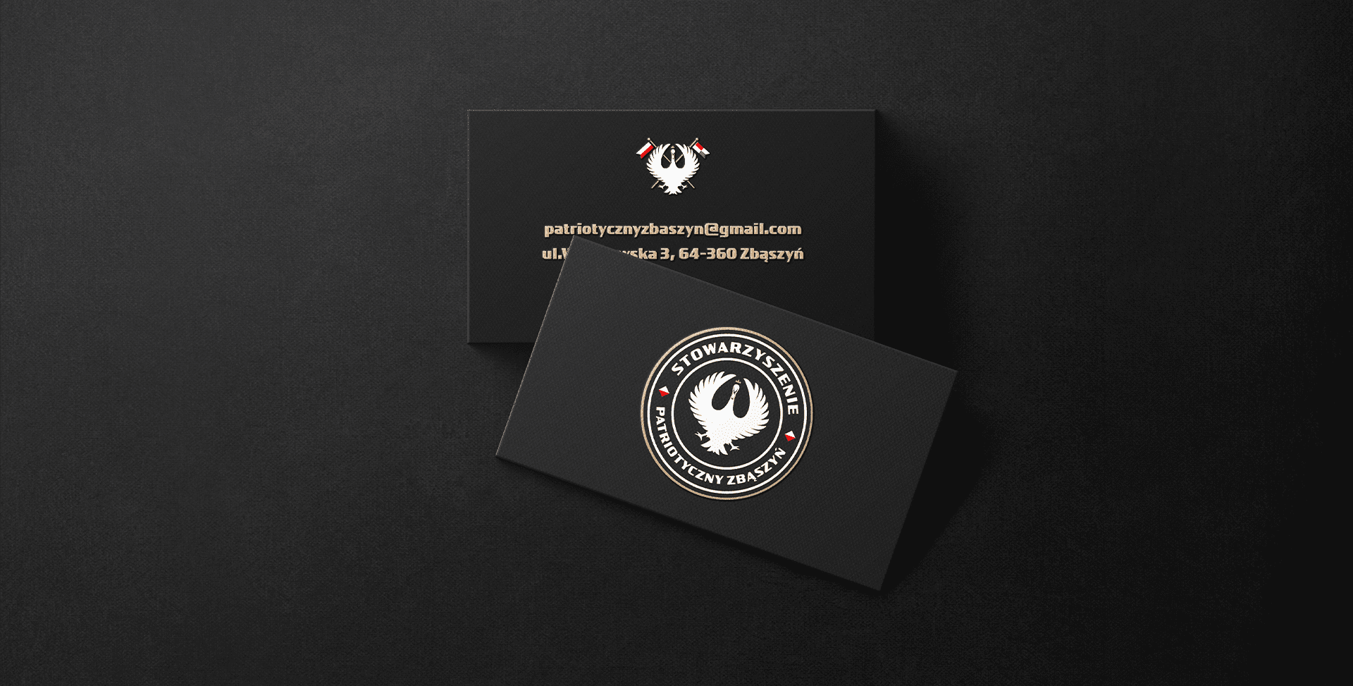 Czarne wizytówki z logo i danymi