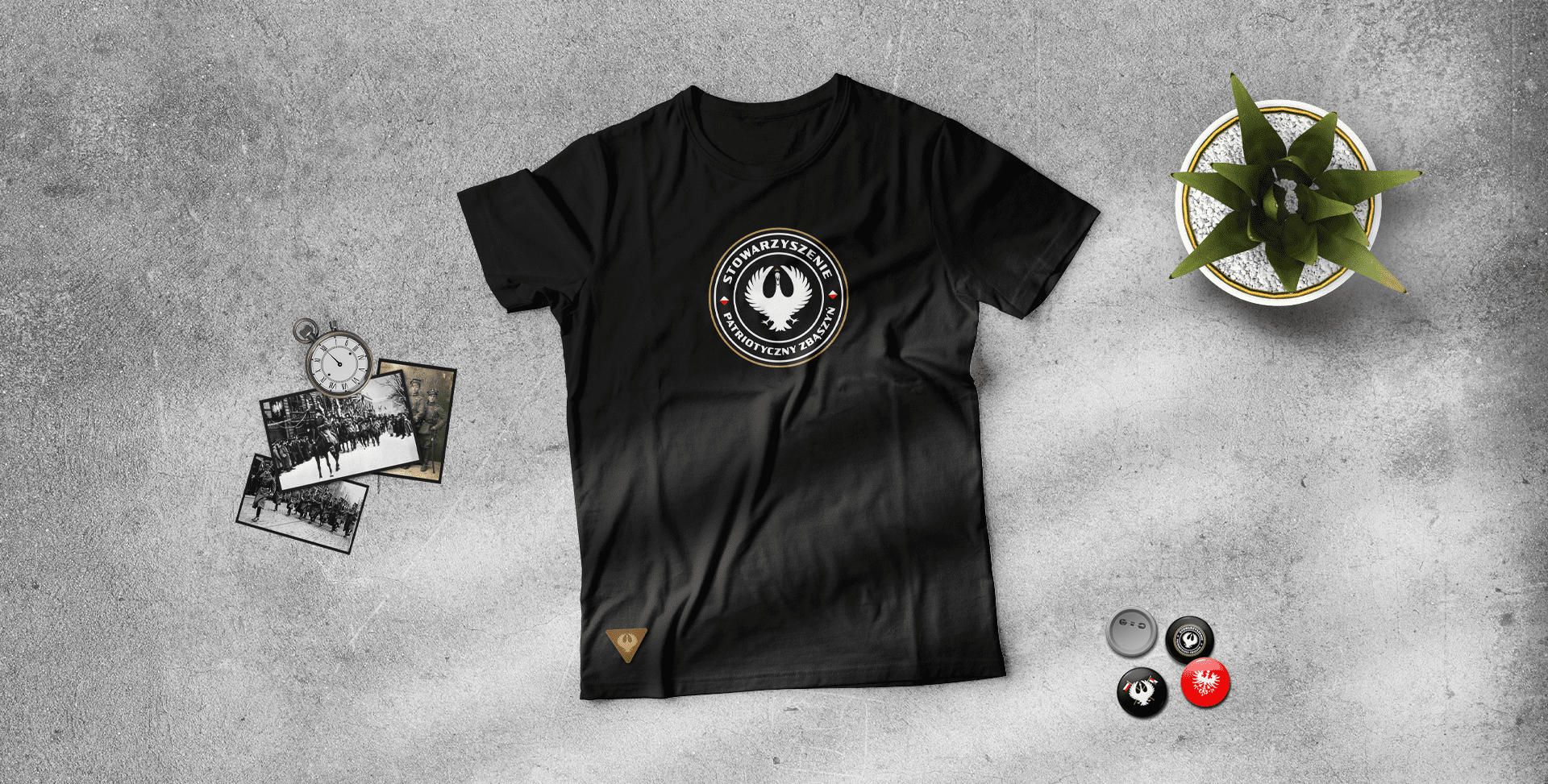 Czarna koszulka z logo.