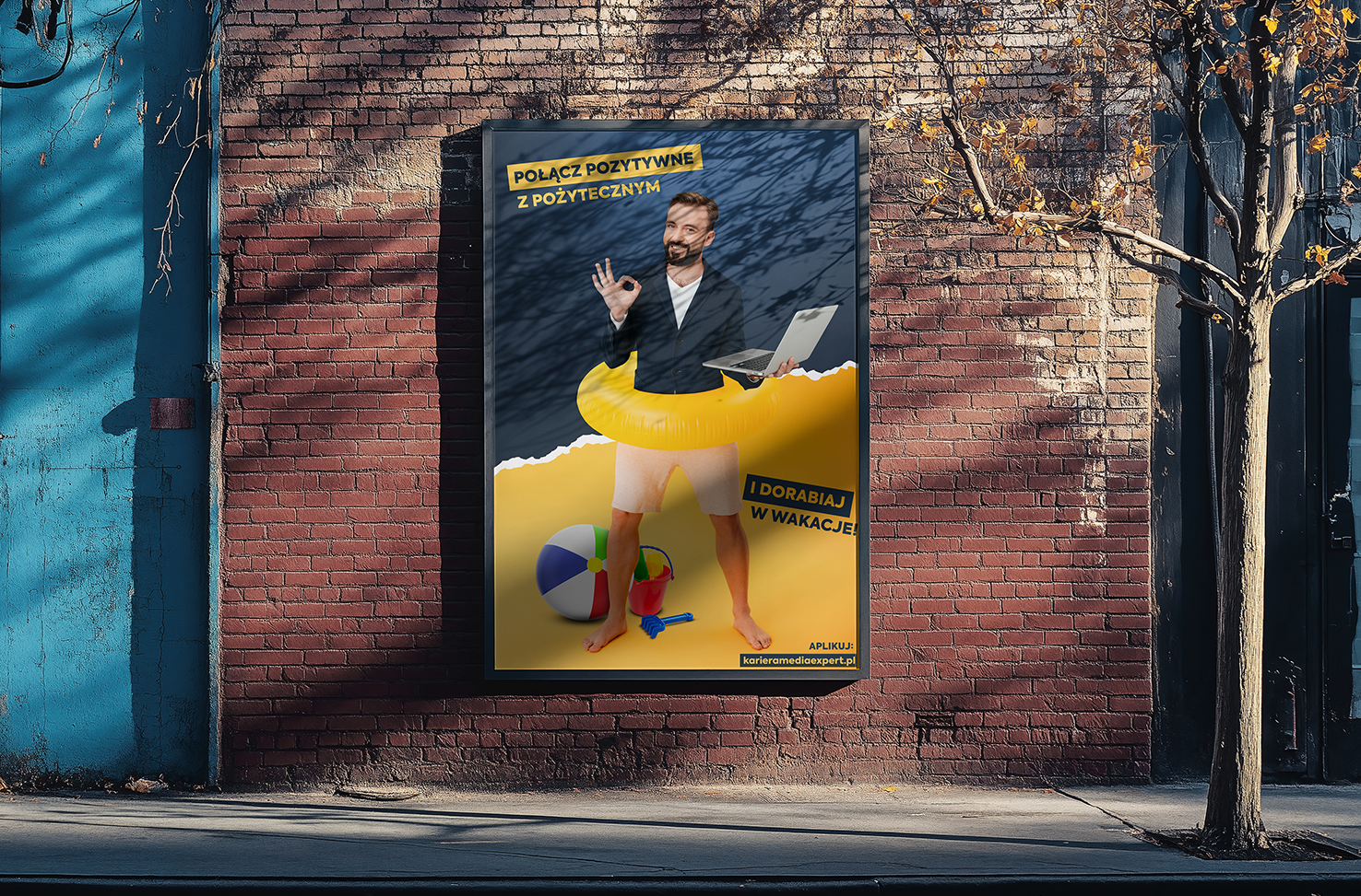 Praca zdalna w wakacje nad morzem.